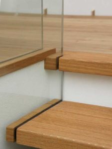 Glastreppe Holztreppe Vsg Absturzsicherung Glas Treppe Befestigung Freitragend Julius Fritsche Gmbh Glas Metall Kunststoff