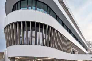 Raiffeisen Pregarten Aist Business Center Etalbond Fassadenplatten Hinterlueftete Fassade Weiss Gebaudegestaltung Modern