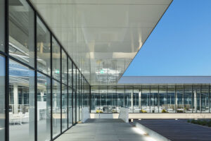 Johannes Kepler Universität Hinterlueftete Fassade Etalbond Fassadenverkleidung Aluminum Verbundplatte Ueberkopf
