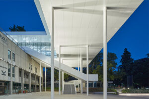 Johannes Kepler Universität Hinterlueftete Fassade Etalbond Fassadenverkleidung Aluminum Verbundplatte Ueberkopf Verkleidung