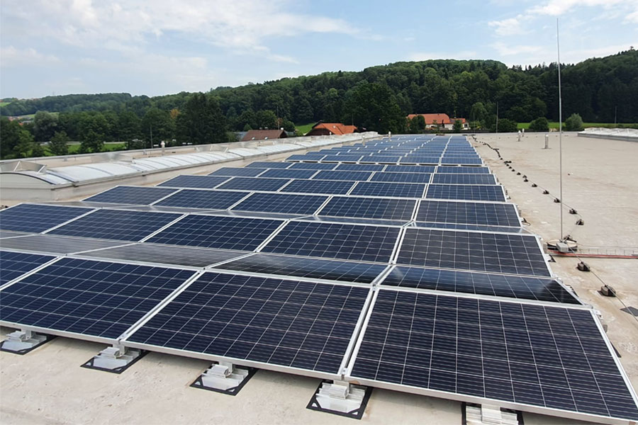 Frisolar Aufdachanlage Photovoltaik Paneele Stromerzeugung Sonnenenergie