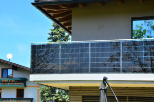 Frisolar Photovoltaik Solar Gelaender Nurglasgelaender Absturzsicherung Stromerzeugung Modernes Haus Energie Paneele