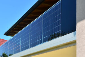 Frisolar Photovoltaik Solar Gelaender Nurglasgelaender Absturzsicherung Stromerzeugung Modernes Haus Energieerzeugung