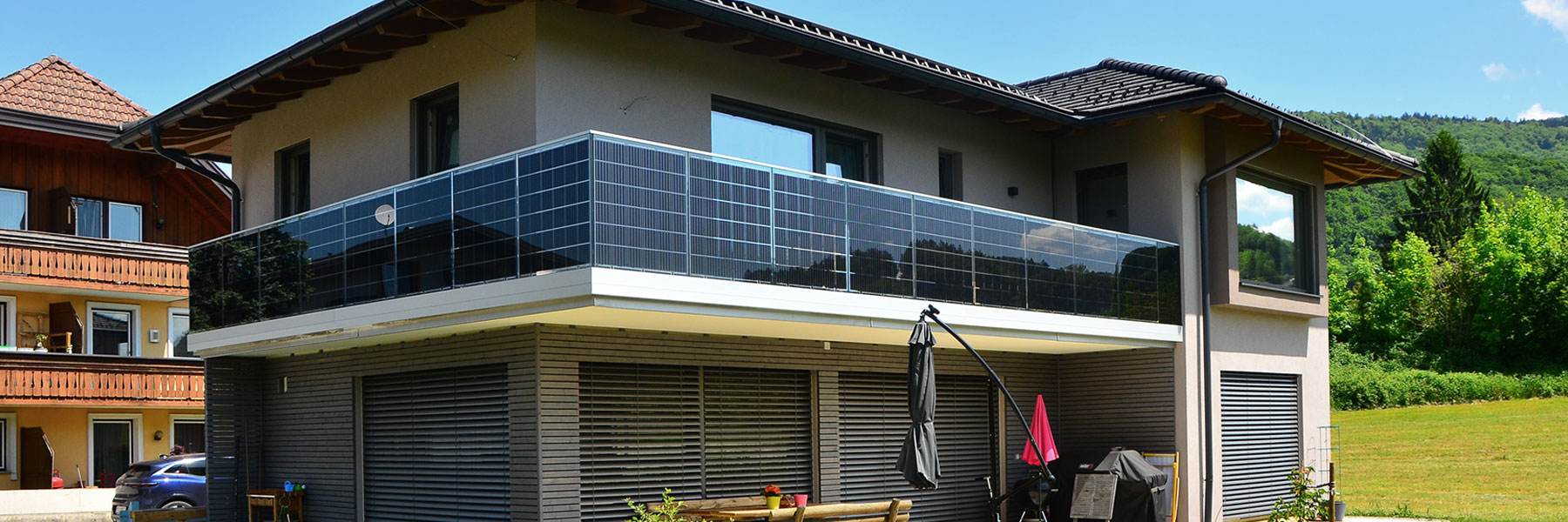 Slider Frisolar Photovoltaik Solar Gelaender Nurglasgelaender Absturzsicherung Stromerzeugung Modernes Haus