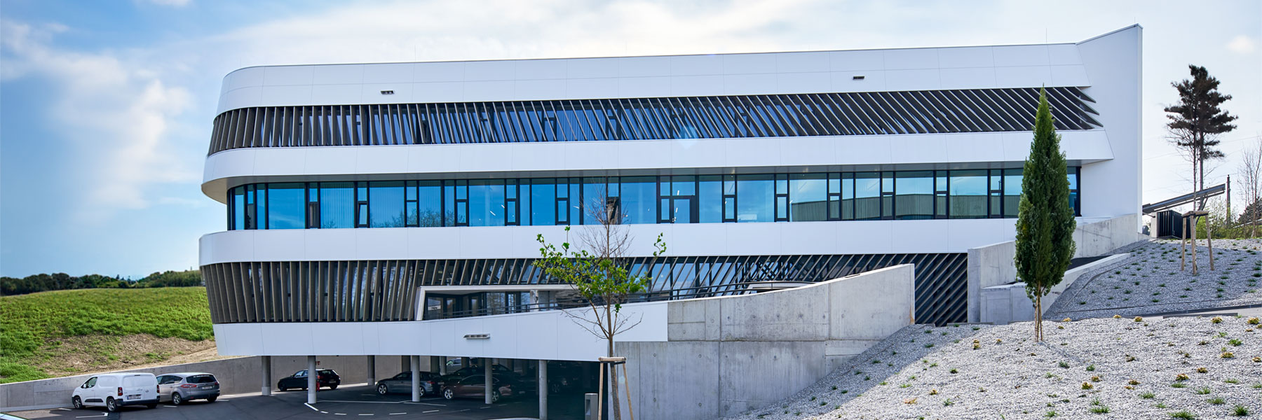 Slider Raiffeisen Pregarten Aist Business Center Etalbond Fassadenplatten Hinterlueftete Fassade
