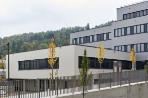 Etalbond LKH Wolfsbergl Fassadenplatten Hinterlueftete Fassade Firmengebaude Aluminium Verbundplatten Sandstone Silber