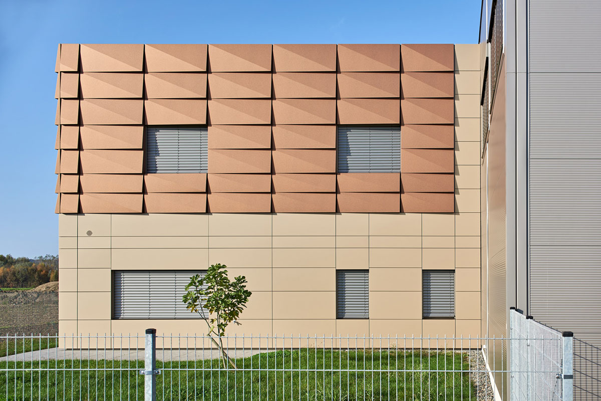 Etalbond Flachdachbau Fassadenplatten Hinterlueftete Fassade Firmengebaude Aluminium Verbundplatten