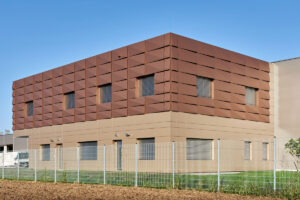 Etalbond Flachdachbau Fassadenplatten Hinterlueftete Fassade Firmengebaude Modern Aluminium Verbundplatten Schuppenwand