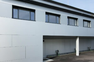 TrespaFassade Julius Fritsche Rechnungswesen Neubau Glas Metall Kunststoff Photovoltaik Fassade Grosshaendler Neubau