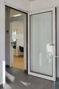 Innenraum Brandschutz Julius Fritsche Rechnungswesen Neubau Glas Metall Kunststoff Photovoltaik Fassade Grosshaendler Neubau