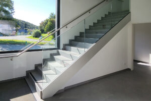 Innenraum Glasstiege Julius Fritsche Rechnungswesen Neubau Glas Metall Kunststoff Photovoltaik Fassade Grosshaendler Neubau