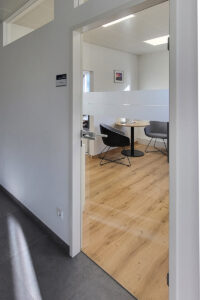 Innenraum Glastuer Julius Fritsche Rechnungswesen Neubau Glas Metall Kunststoff Photovoltaik Fassade Grosshaendler Neubau