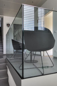 Innenraum Nurglasgelaenderl Julius Fritsche Rechnungswesen Neubau Glas Metall Kunststoff Photovoltaik Fassade Grosshaendler Neubau